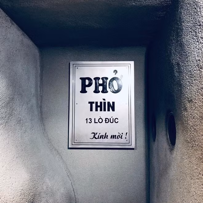 Phở bò tái lăn ở phở Thìn gây ấn tượng bởi những miếng thịt bò thái mỏng được xào tái cùng gừng trên chảo mỡ nóng già. Nhờ đó, miếng thịt vừa ngọt, vừa ngậy lại thơm nức.
