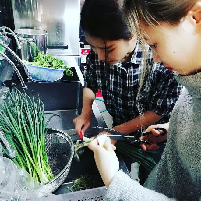 Nó khiến nhiều người Việt mừng vui bởi ẩm thực quốc gia đã vươn tầm tới những thị trường quốc tế.