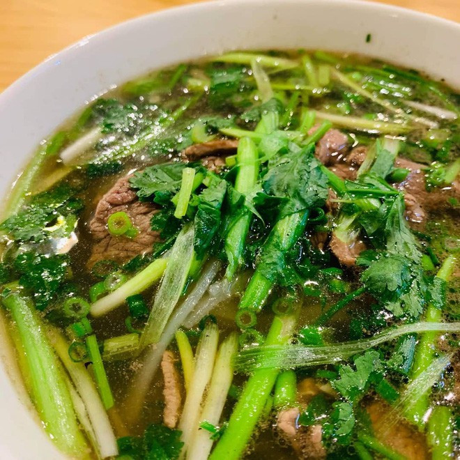 Những vị khách đầu tiên đến với quán phở Thìn tại Tokyo cũng đã chia sẻ những bát phở với thịt bò tái lăn béo ngậy, và thứ không thể không có chính là thật nhiều hành.