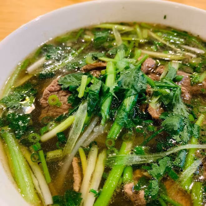 Những vị khách đầu tiên đến với quán phở Thìn tại Tokyo cũng đã chia sẻ những bát phở với thịt bò tái lăn béo ngậy, và thứ không thể không có chính là thật nhiều hành.