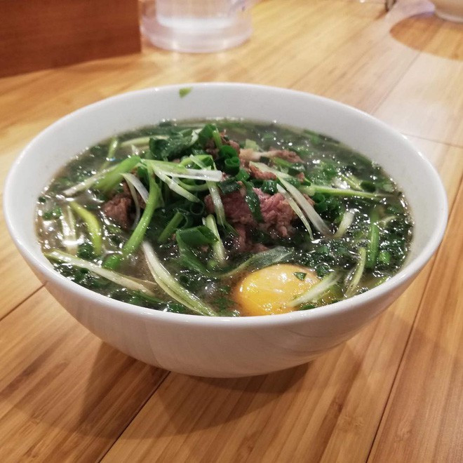 Đặc biệt, dù đã du nhập đến tận một mảnh đất xa xôi nơi xứ sở hoa anh đào, phở Thìn vẫn được giữ nguyên các loại gia vị ăn cùng như dấm ớt tỏi, tương ớt...