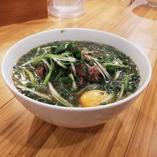 Đặc biệt, dù đã du nhập đến tận một mảnh đất xa xôi nơi xứ sở hoa anh đào, phở Thìn vẫn được giữ nguyên các loại gia vị ăn cùng như dấm ớt tỏi, tương ớt...