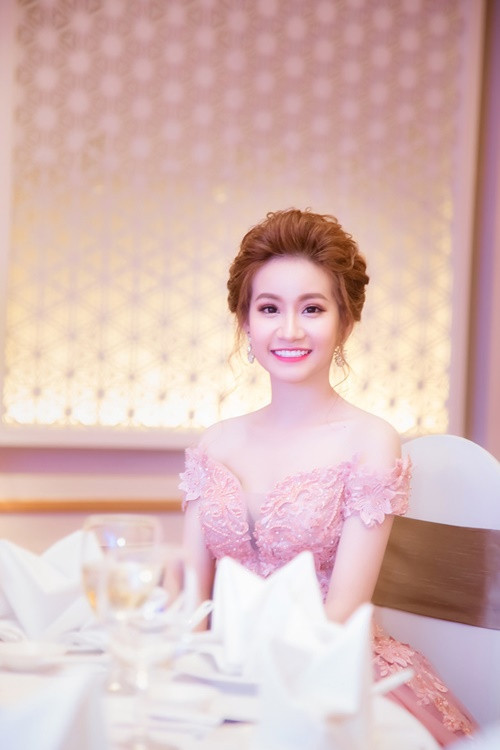 Sở hữu nhan sắc xinh đẹp và được đánh giá khá ngọt ngào, N.H từng gây ấn tượng khi Á hậu Doanh nhân Thế giới người Việt 2016.