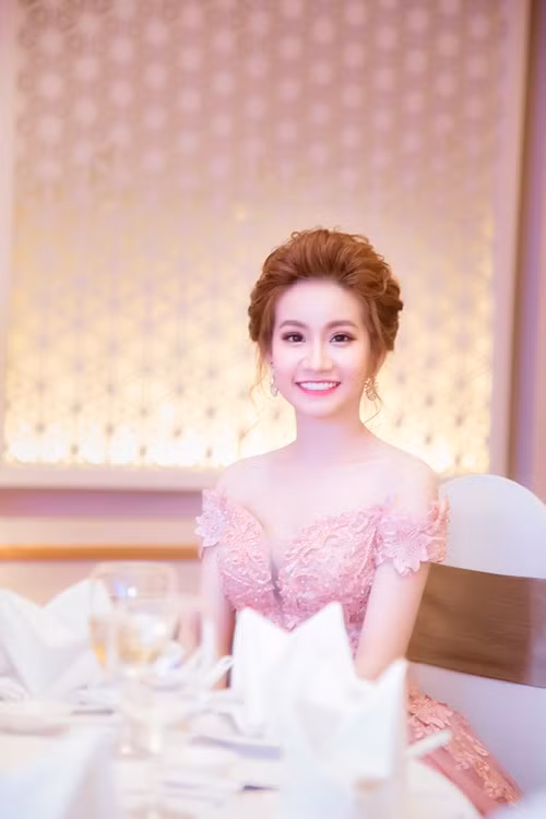 Sở hữu nhan sắc xinh đẹp và được đánh giá khá ngọt ngào, N.H từng gây ấn tượng khi Á hậu Doanh nhân Thế giới người Việt 2016.