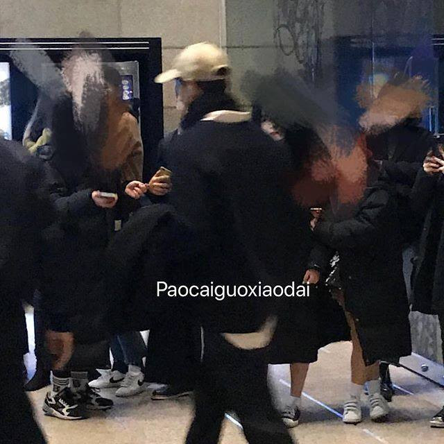 Ngược lại, Song Hye Kyo luôn cẩn thận che kín khuôn mặt