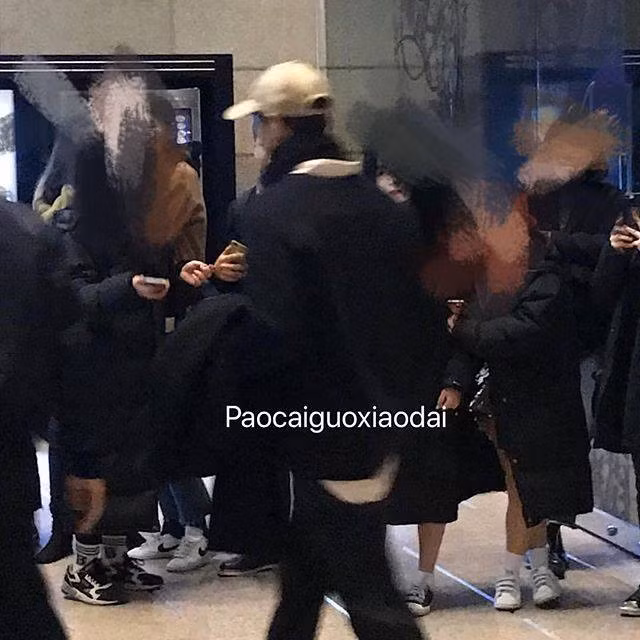 Ngược lại, Song Hye Kyo luôn cẩn thận che kín khuôn mặt