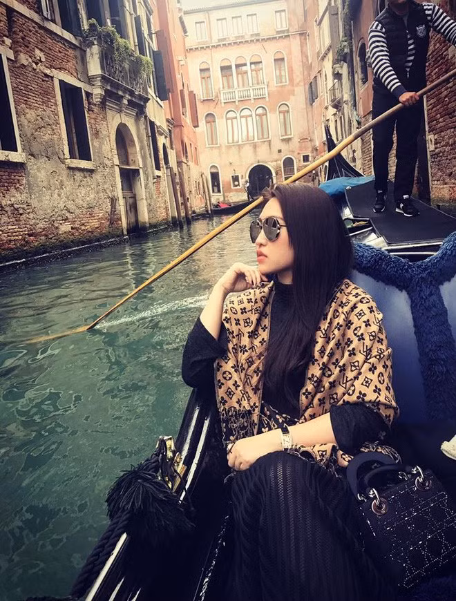 Giờ đây cựu hot girl Sài thành lại được quan tâm với một vai trò khác: hot mom 2 con trẻ trung, sang chảnh được hàng trăm nghìn mẹ bỉm theo dõi trên Facebook.