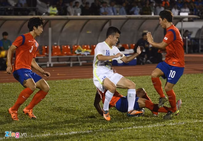 Những pha bóng quyết liệt trong trận đấu.