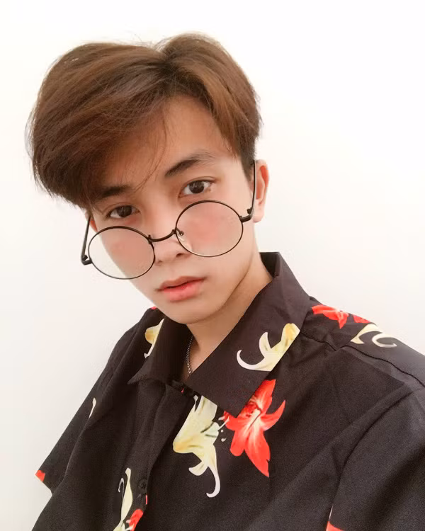 Hiện tại Minh Hoàn đang theo học ngành du lịch nên trong tương lai, cậu bạn hi vọng sẽ tìm được công việc thích hợp liên quan đến du lịch.