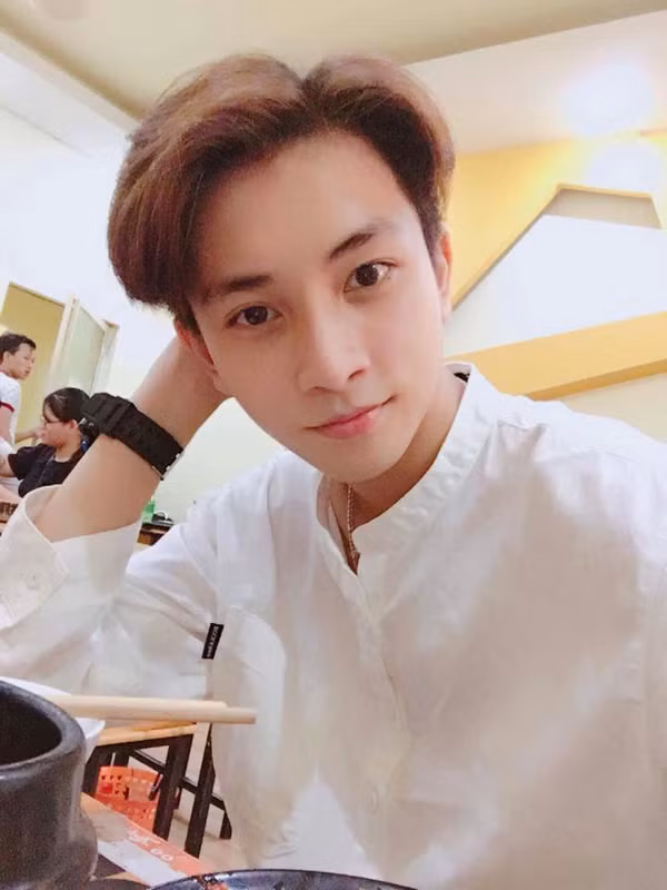 Chàng trai Đà Nẵng được nhắc tới đó là Phạm Văn Minh Hoàn, sinh năm 1999 và hiện đang là tân sinh viên của trường Đại Học Duy Tân (Đà Nẵng). Cậu bạn này nổi tiếng nhờ clip khoe nhan sắc trên ứng dụng Tik Tok và được dân mạng chia sẻ rầm rộ.