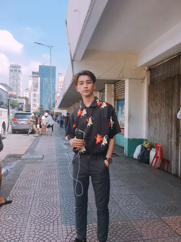 Ngay sau khi bất ngờ nổi tiếng, những bức ảnh mà Minh Hoàn đăng tải trên trang cá nhân cũng thu hút hàng chục nghìn lượt thích từ cộng đồng mạng. Bên cạnh đó là những lời khen ngợi không ngớt cho anh chàng 9X đến từ Đà Nẵng này.