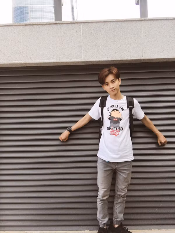 Theo nhiều người nhận xét, Minh Hoàn nhan sắc khiến hội chị em ngẩn ngơ vì quá đẹp trai và đáng yêu. Từ mái tóc bổ luống cho đến thân hình thư sinh, cậu bạn này thu hút sự quan tâm đặc biệt của nhiều người.