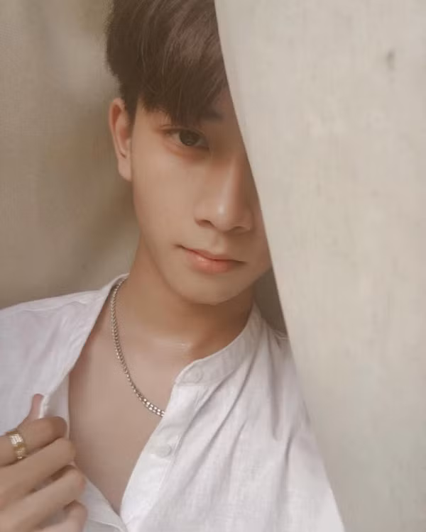 Nhận được sự quan tâm đặc biệt của dân mạng, chính Minh Hoàn đã đăng dòng trạng thái khiến nhiều người cảm thấy vô cùng gần gũi. Cậu bạn này có viết: "Em cảm thấy rất vui và hạnh phúc vì được mọi người biết đến, theo dõi và quan tâm nhờ những clip em quay và đăng tải trên mạng.