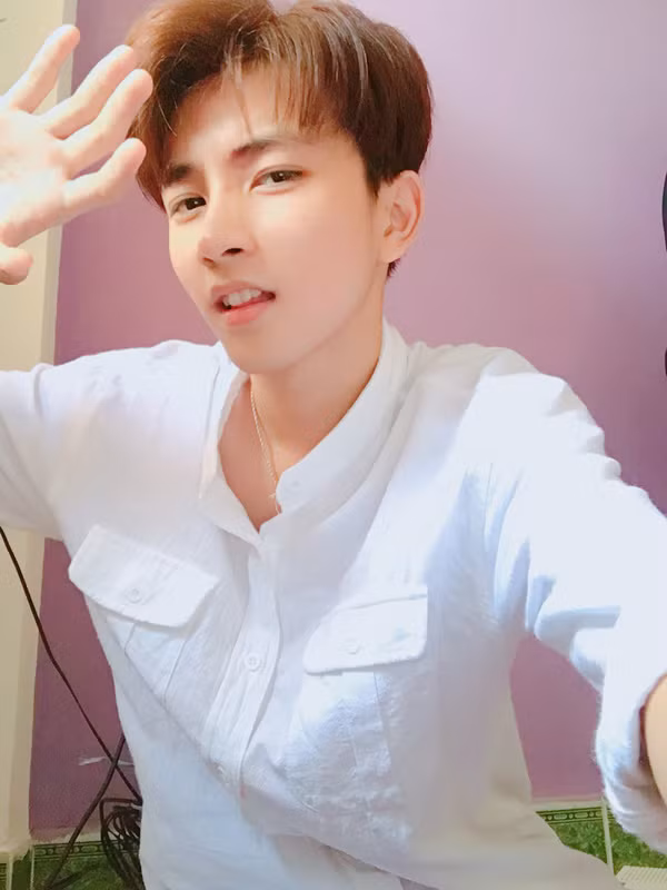 Tuy nhiên thì em không muốn được nhiều người biết đến chỉ vì ngoại hình của mình. Bởi vậy mà em luôn tự nhủ phải cố gắng làm được nhiều điều mới mẻ và ý nghĩa hơn để mọi người yêu mến em hơn nữa". Minh Hoàn chia sẻ.