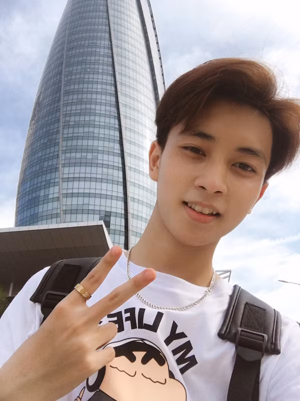 Biểu cảm dễ thương và lối diễn xuất khá tự nhiên, clip hát nhép trên Tik Tok ấn tượng được Minh Hoàn đăng tải trên mạng đã nhanh chóng hạ gục vô vàn trái tim nhiều fans nữ.