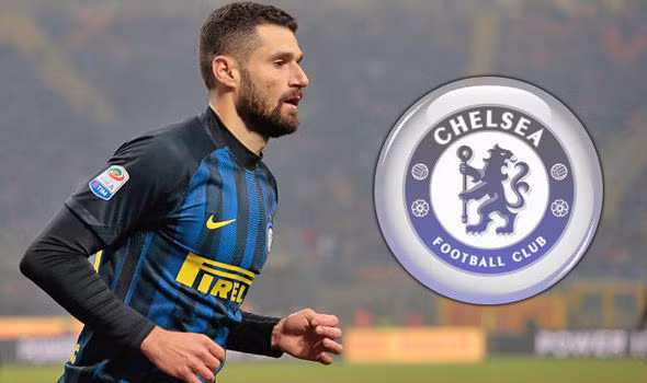 Chelsea đẩy nhanh quá trình chiêu mộ "trò cưng" Conte: Chelsea đang đẩy nhanh quá trình chiêu mộ cầu thủ chạy cánh Antonio Candreva của Inter Milan theo yêu cầu của HLV Antonio Conte. Từ đầu mùa trước cũng đã xuất hiện tin Conte muốn có học trò cũ tại ĐT Italia. Tuy nhiên, khi nhận thấy Moses có thể cáng đáng nhiệm vụ được giao, ông đã tạm gác lại kế hoạch này. Còn bây giờ đã tới thời điểm cựu thuyền trưởng Juventus muốn tái ngộ Candreva tại Chelsea nhằm nâng cao chiều sâu đội hình phục vụ cho chiến dịch 2017/18. Ảnh: Calcio