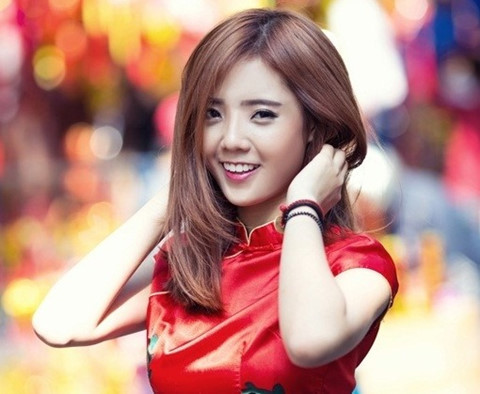 Trước đó, sau khi chia tay chồng cũ, Á Hân đã có 2 bé con và hiện tại, cô bạn này đang dính tin đồn cặp kè với người mẫu có gương mặt lai đó là Nikolai Đinh.