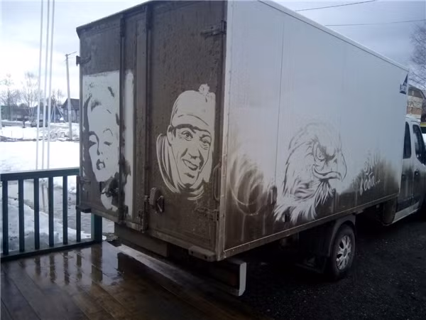 Không sợ bẩn, việc gì phải lo thiếu tuyệt phẩm vẽ bậy.