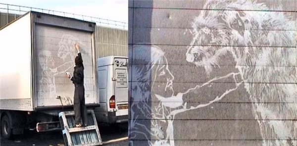 Nếu nhìn không kĩ, nhiều người sẽ tưởng nhầm đây là một bức tranh vẽ trên giấy vở chứ không phải được thể hiện trên phần đuôi xe ô tô.