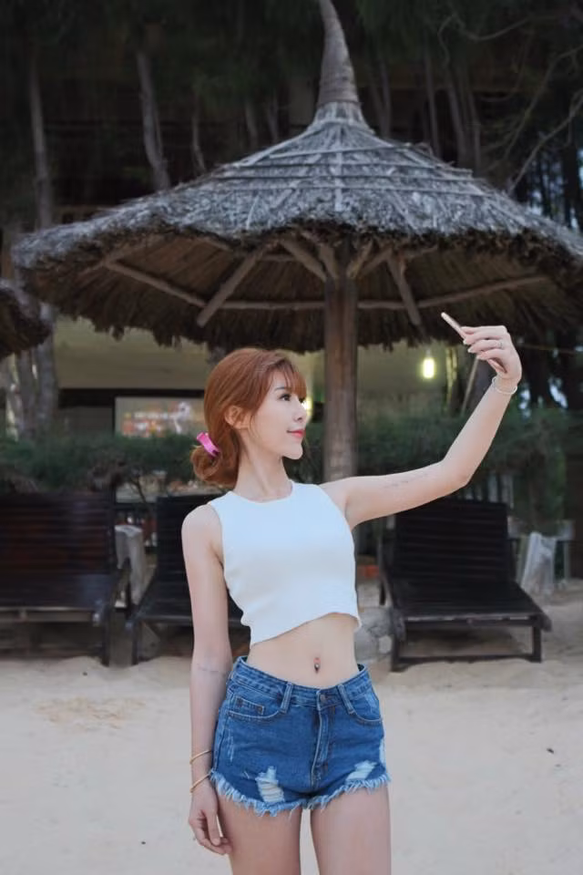 Hiện tại, Trúc Khanh sở hữu thân hình và khuôn mặt đẹp hoàn thiện. Cũng chính nhờ việc can đảm dám phẫu thuật thẩm mỹ mà cô gái này đã lột xác trở thành hot girl vạn người mê.