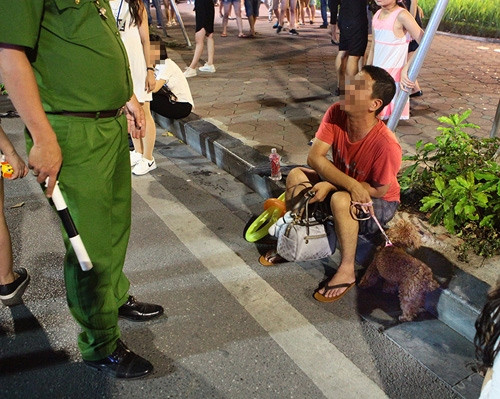 Nickname Hoàng Hà chia sẻ: "Mình là người thường xuyên cho chó lên phố đi bộ cuối tuần và chưa gặp sự cố nào xảy ra. Chỉ là cho các bé đi dạo chứ không để cắn nhau. Cũng từ phố đi bộ mà các bé cũng như chủ có dịp giao lưu với chủ chó khác và cộng đồng yêu thú cưng cũng được lập nên".