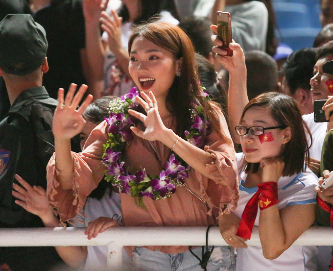 Chính Ngọc Nữ là người được Văn Đức tặng vòng hoa sau khi U23 Việt Nam giành cup tại giải giao hữu tiền Asiad 2018 trên SVĐ QG Mỹ Đình.