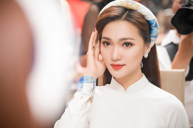 Cụ thể Ngọc Nữ cho biết: "Nếu giữa tôi và Đức thật sự có tình cảm thì sẽ chẳng có gì để phàn nàn. Nhưng thật sự là cái danh xưng bạn gái tin đồn nghe rất không hay, nó khiến tôi có cảm giác mình có tiếng mà không có miếng. Hơn nữa, danh xưng này khiến tôi bị ảnh hưởng khá nhiều. Khi sự thân thiết giữa tôi và Văn Đức bỗng dưng được chú ý, tôi đã phải trải qua 1 quãng thời gian khá là căng thẳng vì những chỉ trích, đồn đoán từ phía NHM.