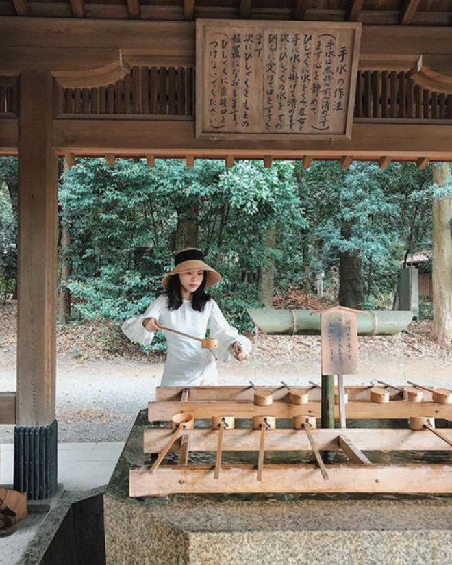 Chịu cảnh cuồng chân mà chẳng được đi đâu, thế là trong một lần hứng chí, cô nàng đã âm thầm "bỏ trốn" sang Thái Lan chơi rồi mới "tiền trảm hậu tấu". Hiện tại, Hà Trúc đang tiếp tục khám phá hành trình khám phá thế giới của mình với một chuyến đi đến Nhật. Qua đúng dịp hoa anh đào đang nở rực rỡ, thời tiết cũng mát mẻ, dễ chịu nên Hà Trúc đã có được cơ số ảnh đẹp.