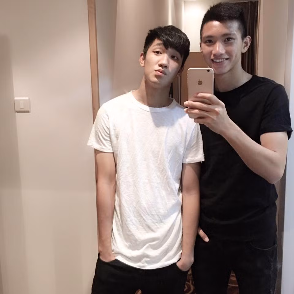 Trở về từ Trung Quốc, Nguyễn Trọng Đại và những đồng đội U23 Việt Nam được NHM đón tiếp như những người hùng. Chàng cầu thủ gốc Hải Dương này dù không thi đấu chính thức phút nào nhưng cũng khiến nhiều fan nữ phải hâm mộ bởi nhan sắc của mình.