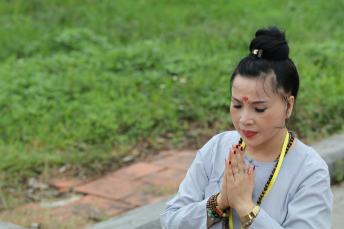 Quê ngoại của NSND Lan Hương ở Bình Đà (Hà Nội). Năm 1966, Lan Hương ốm quay quắt, nên bà ngoại là một thanh đồng đã đưa chị vào nhà thờ Thạch Bích (Hà Nội) để cầu xin. Rồi bà cũng tới cửa Phật, tới ban thờ Mẫu xin tất cả các đấng tối cao che chở cho chị. Theo đó, chị qua khỏi và có được thành công như ngày hôm nay.