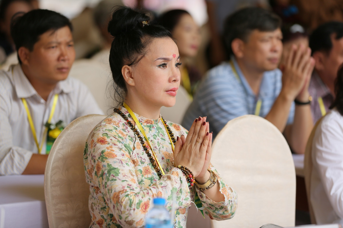 Còn nói về cuộc sống tâm linh của mình, NSND Lan Hương khẳng định: "Tôi là một người không mê tín nhưng sống rất tâm linh. Bởi tôi nghĩ rằng, tâm linh cũng là một con đường lớn để giáo dục tâm hồn con người hướng thiện. Tôi tin vào luật nhân quả và như ông cha ta đã có câu "có thờ có thiêng, có kiêng có lành". Vậy nên tôi sống đúng với tâm linh và tín ngưỡng của mình cảm nhận được".