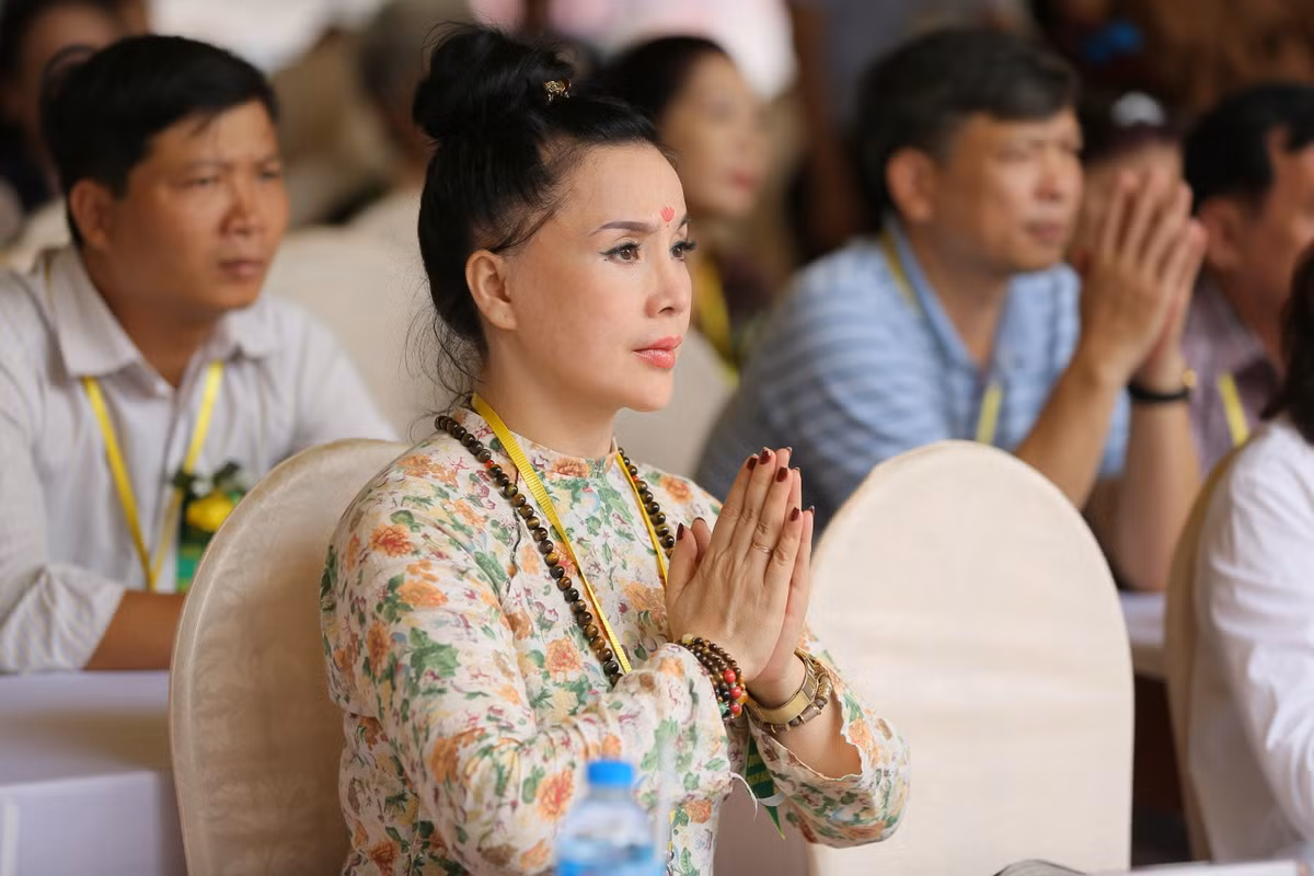 Còn nói về cuộc sống tâm linh của mình, NSND Lan Hương khẳng định: "Tôi là một người không mê tín nhưng sống rất tâm linh. Bởi tôi nghĩ rằng, tâm linh cũng là một con đường lớn để giáo dục tâm hồn con người hướng thiện. Tôi tin vào luật nhân quả và như ông cha ta đã có câu "có thờ có thiêng, có kiêng có lành". Vậy nên tôi sống đúng với tâm linh và tín ngưỡng của mình cảm nhận được".