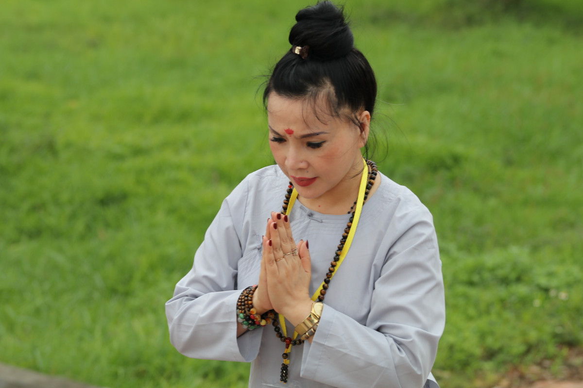 Nghệ sĩ Lan Hương bày tỏ, nói như vậy để nhiều người chưa hiểu sẽ hiểu vì sao chị thờ 3 tôn giáo trong cùng một nhà như vậy. "Để được tới ngày hôm nay, với 3 đạo trên, tôi đều có ơn nghĩa cả. Đạo nào cũng tốt, cũng dạy con người ta hướng thiện", NSND Lan Hương chia sẻ.