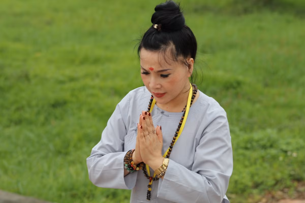 Nghệ sĩ Lan Hương bày tỏ, nói như vậy để nhiều người chưa hiểu sẽ hiểu vì sao chị thờ 3 tôn giáo trong cùng một nhà như vậy. "Để được tới ngày hôm nay, với 3 đạo trên, tôi đều có ơn nghĩa cả. Đạo nào cũng tốt, cũng dạy con người ta hướng thiện", NSND Lan Hương chia sẻ.