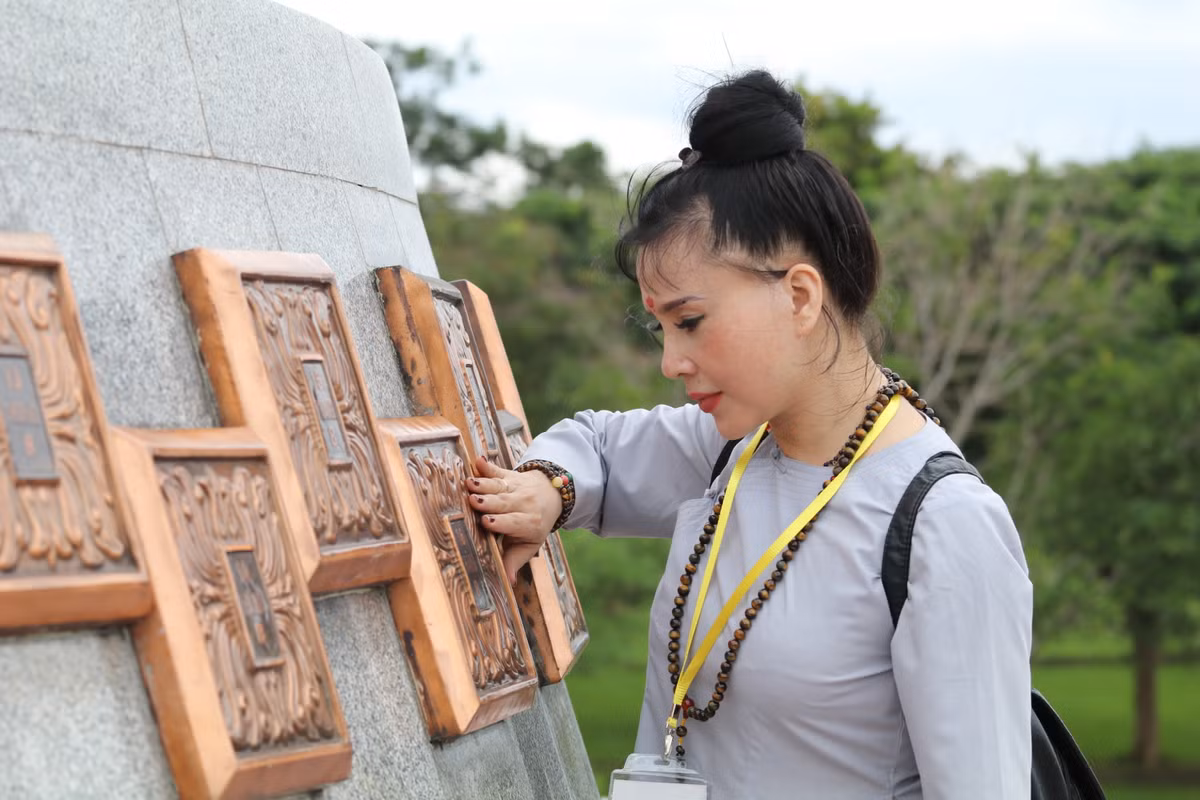 Chia sẻ với PV, NSND Lan Hương cho biết, trong cuộc sống của chị vấn đề tâm linh luôn nằm hàng đầu và nó cũng thể hiện chính trong ngôi nhà của chị với đạo diễn Tất Bình. Bên cạnh đó, NSND Lan Hương cũng là nghệ sĩ duy nhất ở miền Bắc có nhà thờ 3 tôn giáo (Phật Giáo, Thiên Chúa Giáo, Đạo Mẫu) nhưng chị cho biết mình có lý do để làm như vậy.