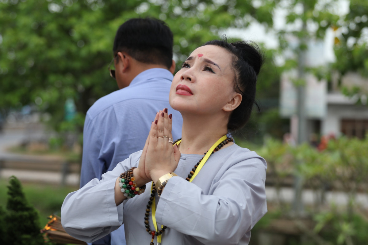  NSND Lan Hương là gương mặt không còn xa lạ với những người hâm mộ phim Việt. Đặc biệt, chị ghi dấu ấn với vai diễn trong phim "Em bé Hà Nội". Bên cạnh đó, nữ diễn viên còn là một người sùng về tôn giáo và đã có những kịch bản nói về vấn đề này điển hình như vở "Tâm linh Việt".