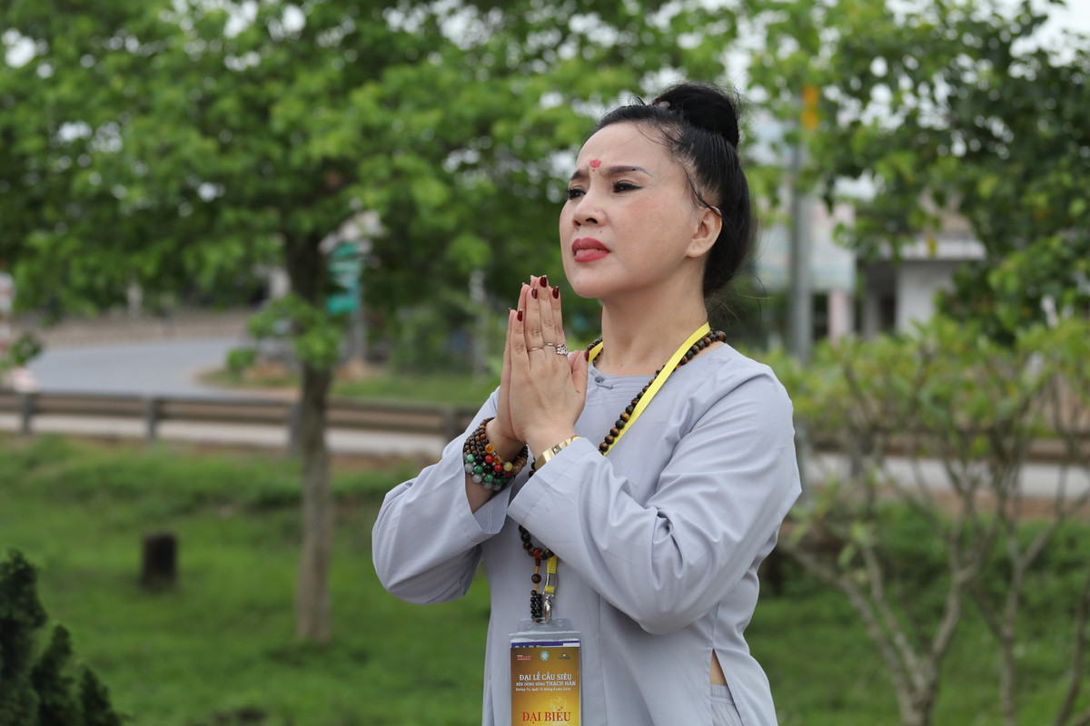 Còn nói về chuyến đi về với vùng đất Quảng Trị - "vĩ tuyến lửa" của đất nước một thời, NSND Lan Hương bồi hồi chia sẻ: "Đã rất nhiều lần về với Quảng Trị nhưng chuyến đi với tư cách đại biểu cho lễ cầu siêu các anh hùng dân tộc lần này của tôi lại có niềm xúc động rất khác. Từ bắt đầu khi bước chân lên xe, trong tâm hồn đã tràn ngập cảm xúc về sự tâm linh. Đến với Quảng Trị tôi thực sự cảm nhận đó là một thành phố yên bình nhưng hồi về quá khứ thì đó là công lao của tất cả những người đã nằm xuống.....".