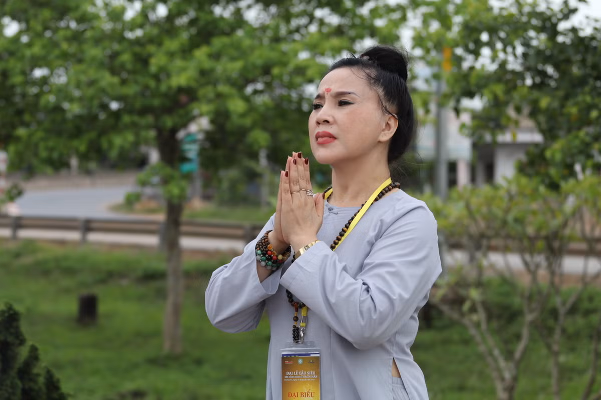 Còn nói về chuyến đi về với vùng đất Quảng Trị - "vĩ tuyến lửa" của đất nước một thời, NSND Lan Hương bồi hồi chia sẻ: "Đã rất nhiều lần về với Quảng Trị nhưng chuyến đi với tư cách đại biểu cho lễ cầu siêu các anh hùng dân tộc lần này của tôi lại có niềm xúc động rất khác. Từ bắt đầu khi bước chân lên xe, trong tâm hồn đã tràn ngập cảm xúc về sự tâm linh. Đến với Quảng Trị tôi thực sự cảm nhận đó là một thành phố yên bình nhưng hồi về quá khứ thì đó là công lao của tất cả những người đã nằm xuống.....".