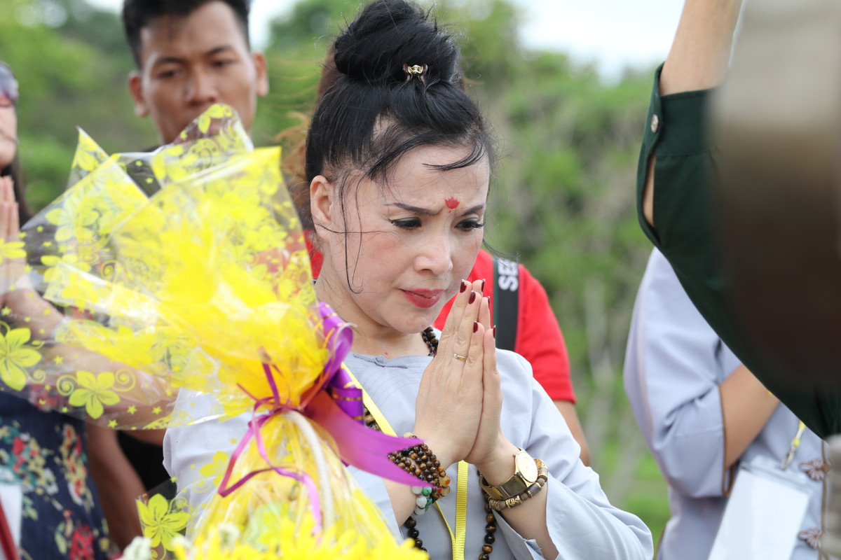 Dù bận rộn với nghề với những vai diễn, với những thước phim nhưng NSND Lan Hương vẫn một lòng hướng về tâm linh và phân rõ rạch ròi giữa mê tín và tâm linh trong cuộc sống hướng thiện của mình.