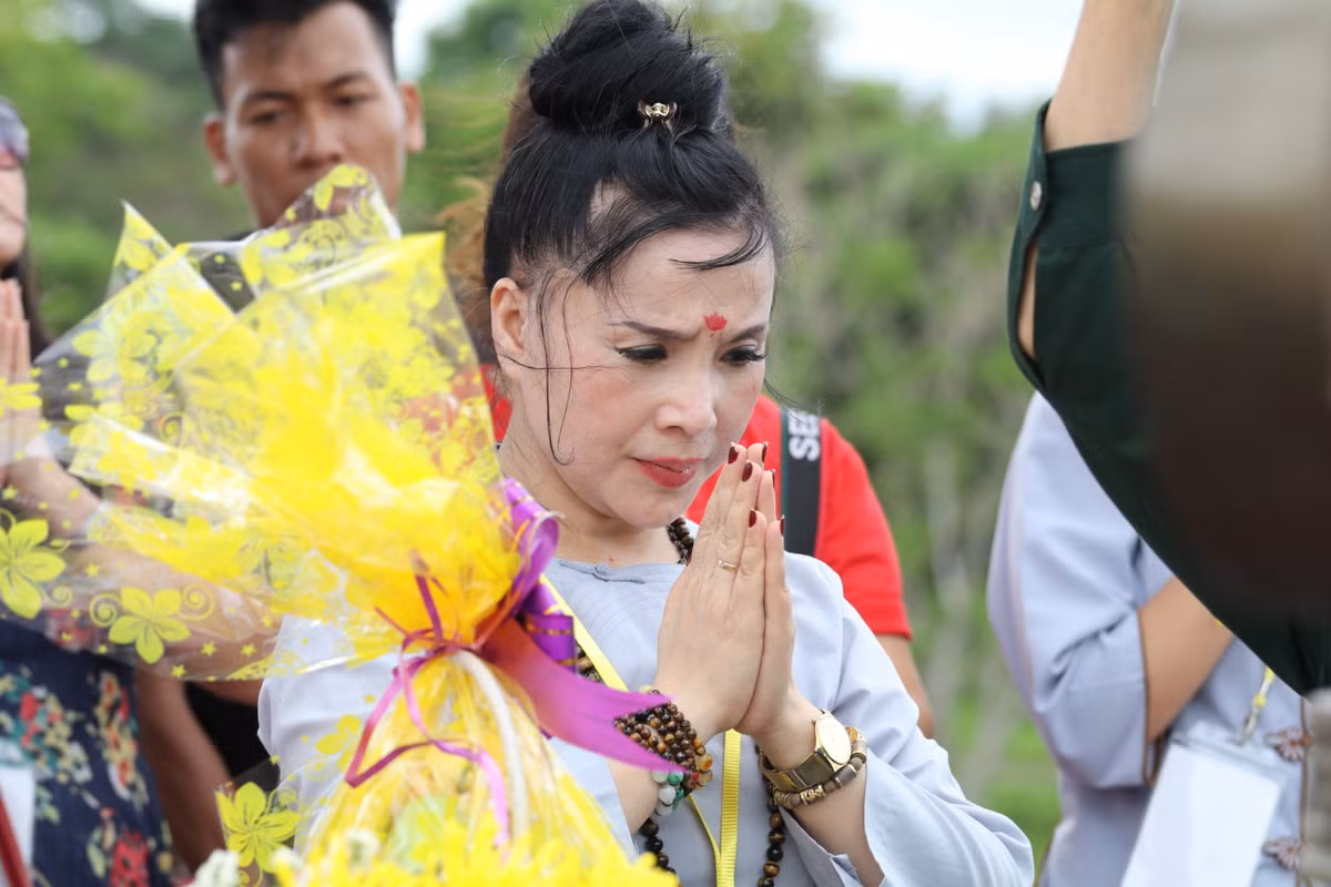 Dù bận rộn với nghề với những vai diễn, với những thước phim nhưng NSND Lan Hương vẫn một lòng hướng về tâm linh và phân rõ rạch ròi giữa mê tín và tâm linh trong cuộc sống hướng thiện của mình.