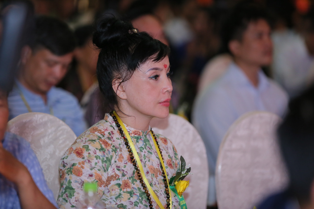 Nói về tín ngưỡng của mình, NSND Lan Hương cũng bày tỏ rằng trước khi thờ cúng cả 3 đạo tại nhà, chị cũng cho hay lúc còn sống, bà ngoại chị đã dặn rất kỹ càng phải đi lễ thường xuyên để cảm tạ đấng "bề trên". Tuy nhiên, vì còn trẻ, chị cũng chưa hiểu lắm tâm linh nên cũng chỉ đi lễ thôi cứ chưa có ý niệm gì. Nhưng khi gặp những biến cố lớn, chị mới nhớ tới lời bà ngoại dặn, bắt đầu dồn tâm thực sự vào 3 đạo.