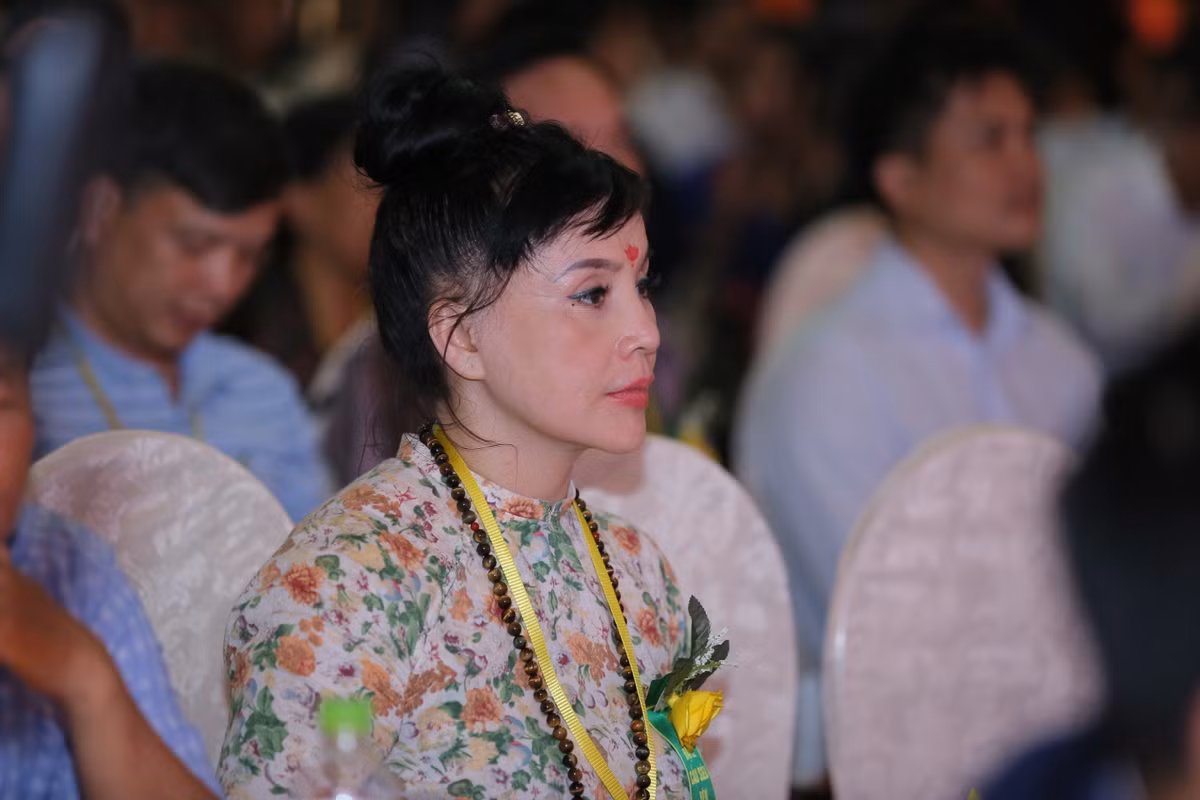 Nói về tín ngưỡng của mình, NSND Lan Hương cũng bày tỏ rằng trước khi thờ cúng cả 3 đạo tại nhà, chị cũng cho hay lúc còn sống, bà ngoại chị đã dặn rất kỹ càng phải đi lễ thường xuyên để cảm tạ đấng "bề trên". Tuy nhiên, vì còn trẻ, chị cũng chưa hiểu lắm tâm linh nên cũng chỉ đi lễ thôi cứ chưa có ý niệm gì. Nhưng khi gặp những biến cố lớn, chị mới nhớ tới lời bà ngoại dặn, bắt đầu dồn tâm thực sự vào 3 đạo.