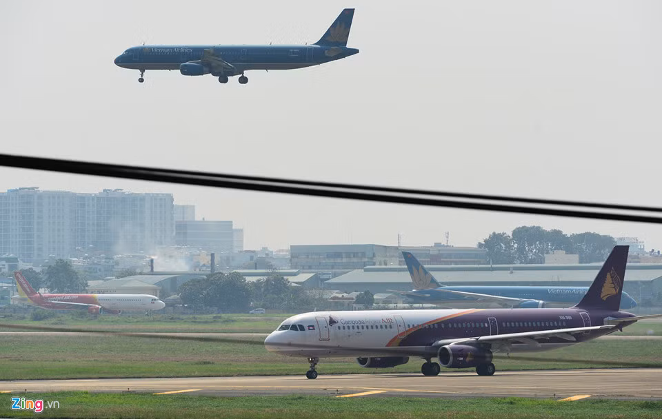 Ngoài số lượng lớn tàu bay hãng nội địa, các chuyến bay từ các hãng quốc tế đến từ các nước châu Á cũng cấp tập hạ cánh đưa Việt kiều về quê ăn Tết Nguyên Đán 2018. Cảng tiếp nhận các chuyến bay thường lệ, không thường lệ, các tàu bay tư nhân, thuê bao, chuyến bay thương mại, chuyến bay kỹ thuật hoạt động 24/24h và tiếp thu các loại tàu bay thân lớn như A350, B747-400, A330, B777, B767, A321....