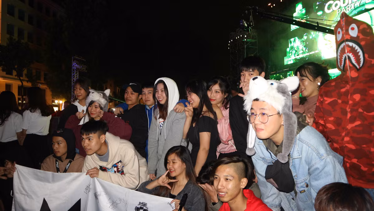 Chia sẻ về hành trình từ Bắc Ninh lên Hà Nội để tham gia sự kiện chào đón năm mới này, bạn Thanh Duy (đại diện nhóm bạn trẻ từ Bắc Ninh) nói: "Bọn em đi tất cả 20 thành viên và để chen chân được vào gần sân khấu chính, chúng em phải đến từ rất sớm. Nhóm tập hợp những bạn trẻ yêu thích nhạc EDM (Electric Dance Music) và chi phí để tham gia sự kiện này từ xe cộ cho đến ăn uống, bọn em đều phải tự túc"