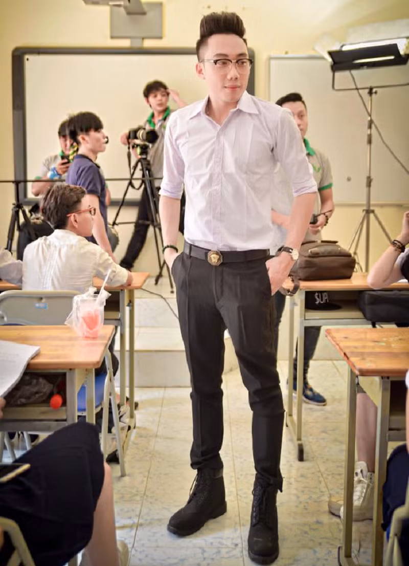 Ginô Tống có tên thật là Tống Phạm Minh Khánh sinh ra và đã lớn lên ở tại Sài Gòn. Dù xuất phát trong một gia đình không có ai theo nghệ thuật nhưng ngay từ khi bước chân vào trung học, hot boy Sài thành này đã thể hiện được năng khiếu của mình như hát, diễn kịch hay người mẫu.