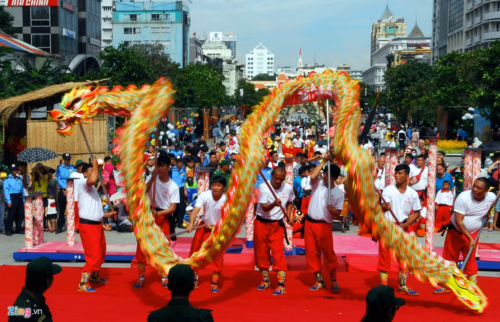 Tại liên hoan, các đoàn lân - sư - rồng tổ chức diễu hành theo 6 cung đường Lê Lợi; Huỳnh Thúc Kháng - Pasteur - Tôn Thất Hiệp; Hồ Tùng Mậu - Huỳnh Thúc Kháng; Hàm Nghi - Hải Triều; Đồng Khởi - Nguyễn Thiệp; Ngô Đức Kế và về tập kết tại phố đi bộ Nguyễn Huệ với ý nghĩa văn hóa hội tụ, tinh thần đoàn kết dân tộc chung tay chung sức phát triển TP.HCM.