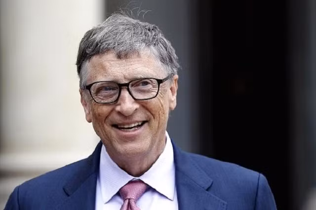 Bill Gates vô cùng hào hứng với nhiệm vụ rửa bát sau bữa tối.