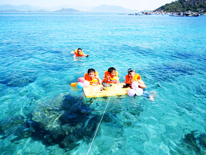 Đầm Nha Phu là một trong 2 đầm lớn của tỉnh Khánh Hòa vẫn còn hội đủ đặc điểm của một vùng sinh thái độc đáo, quý hiếm với núi rừng, sông suối và biển đảo.