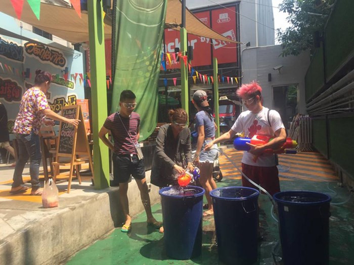 Người Thái Lan quan niệm nước là biểu tượng của sự tươi mới với ý nghĩa gột rửa những điều chưa tốt trong năm cũ.