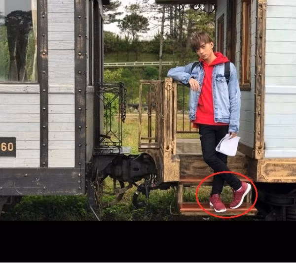 Trước Sơn Tùng MTP và "Lạc Trôi", dân mạng đã từng nhìn thấy và phát cuồng cùng với mẫu giày Hunter khi anh chàng "hoàng tử VPop" là Soobin Hoàng Sơn cũng đưa nó vào MV mới nhất của mình.